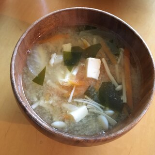 人参玉葱えのき油揚げわかめと豆腐の味噌汁